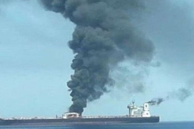 Tàu chở dầu Iran bốc cháy sau vụ nổ trên Biển Đỏ, nghi là khủng bố
