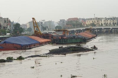 Hải Phòng: Chìm sà lan chở than gây ách tắc giao thông trên sông Tam Bạc
