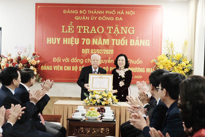Lãnh đạo Thành phố trao Huy hiệu Đảng cho đảng viên lão thành Nguyễn Văn Chuẩn