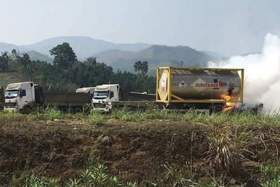 Xe chở hóa chất bốc cháy dữ dội cạnh cây xăng trên cao tốc Nội Bài - Lào Cai