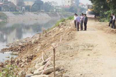 Sự cố sạt lở đường đê xã Bạch Hạ: Sẽ khắc phục xong trong tháng 11