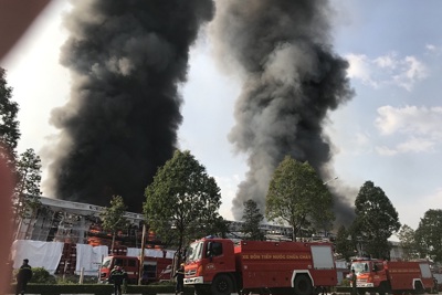 Bình Dương: Cháy công ty sản xuất nệm mút, nhiều tiếng nổ lớn