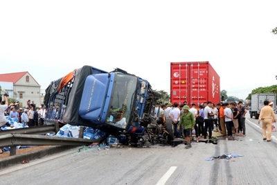 Đặt biển báo hạn chế tốc độ 60 km/h tại hiện trường vụ tai nạn trên Quốc lộ 5