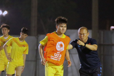 [Ảnh] Thầy Park "cầm tay chỉ việc" Quang Hải, U23 Việt Nam sẵn sàng quyết đấu U23 Jordan