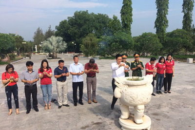 Đoàn đại biểu TP Hà Nội viếng Nghĩa trang Tân Biên