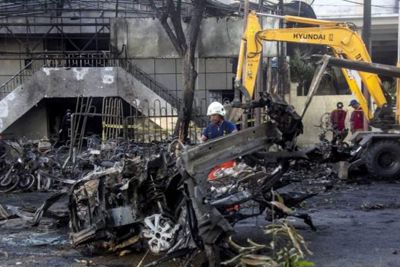 Thủ phạm đánh bom tự sát 3 nhà thờ Indonesia là gia đình 6 người