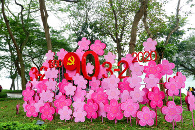 Hà Nội: Trang hoàng cờ hoa rực rỡ mừng Đảng, chào Xuân mới
