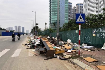 Phế thải ngập đường Nguyễn Văn Huyên kéo dài: Chưa có biện pháp xử lý hiệu quả