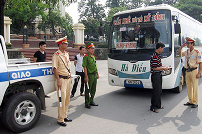 Hà Nội: Xử phạt 418 vi phạm về giao thông và trật tự đô thị