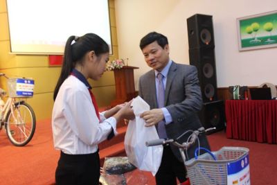 Hà Nội tặng 500 phần quà cho trẻ em có hoàn cảnh đặc biệt, khó khăn