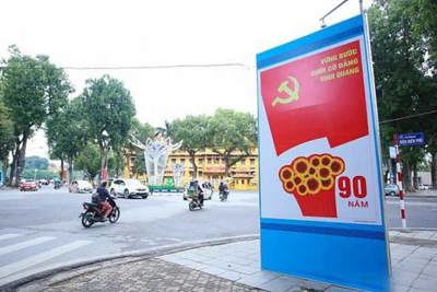 Trang trí các tuyến phố chào mừng kỷ niệm 90 năm thành lập Đảng bộ TP Hà Nội