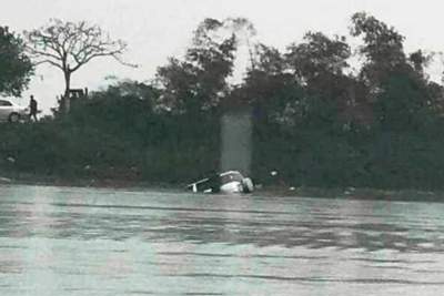 Xe 7 chỗ trôi xuống sông khi qua phà, 1 người chết ngạt trong xe