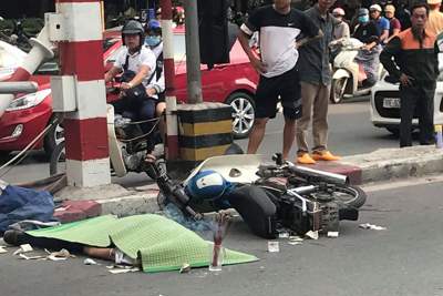 Hà Nội: Xe máy đâm vào trụ cầu vượt Thái Hà, 1 người tử vong