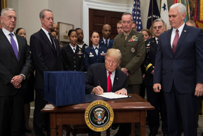 Tổng thống Trump ký luật ngân sách quốc phòng 700 tỷ USD