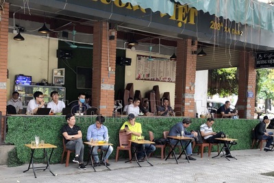 [Ảnh] Hà Nội: Nhiều quán cafe vẫn đón khách dù đã được yêu cầu đóng cửa