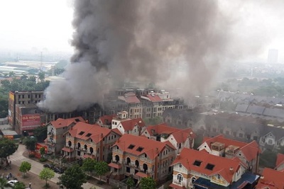 Hà Nội: Cháy dữ dội trong khu Thiên đường Bảo Sơn, cột khói bốc cao hàng chục mét