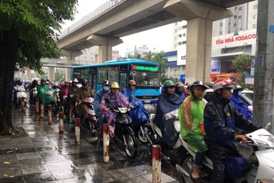 [Ảnh] Hà Nội: Lại điệp khúc tắc đường ngày mưa