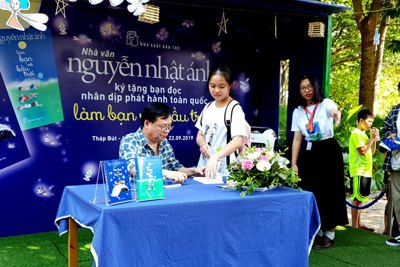 Hàng nghìn độc giả Thủ đô chen chân, xếp hàng xin chữ ký nhà văn Nguyễn Nhật Ánh