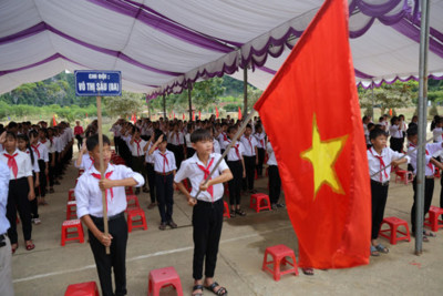 Học sinh vùng lũ Quảng Bình khai giảng muộn