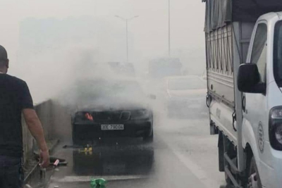 Hà Nội: Đang lưu thông, ô tô Mercedes bốc cháy dữ dội trên đường Vành đai 3