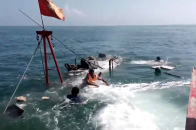 Quảng Ngãi: Cứu sống 6 thuyền viên trên tàu chở hàng bị chìm