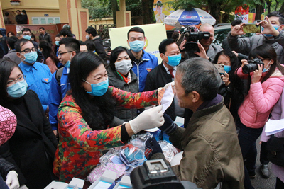 Phòng dịch nCoV: Ủy ban MTTQ Việt Nam TP Hà Nội vận động ủng hộ trên 100 triệu đồng, 10.000 lọ nước rửa tay, 10.000 khẩu trang y tế