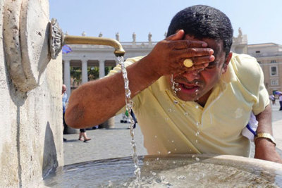Hình ảnh đợt nắng nóng kỷ lục làm đảo lộn cuộc sống của người dân châu Âu