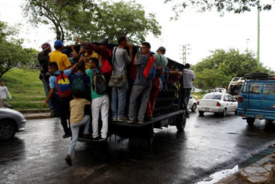 Hình ảnh người dân Venezuela “đu” xe tải đi làm do khủng hoảng giao thông công cộng