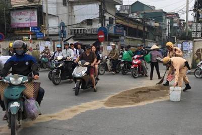 Hà Nội: Cảnh sát giao thông kịp thời thu dọn lượng cát lớn rơi trên đường