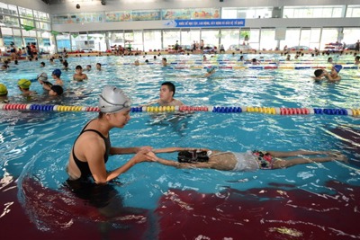 Cho trẻ học bơi: Quan trọng là kỹ năng bơi tự cứu