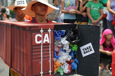 Philippines gay gắt yêu cầu Canada mang rác về