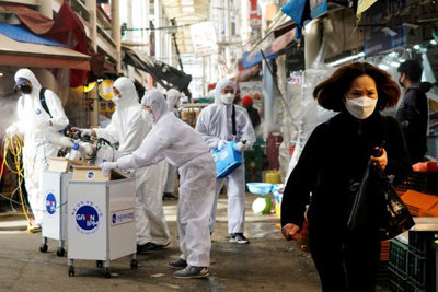 Hàn Quốc có thêm 334 ca nhiễm COVID-19, hoãn tập trận chung với Mỹ
