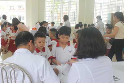 Chùm ảnh: Khám sức khỏe cho 2.000 học sinh gần nhà máy Rạng Đông