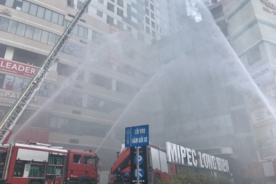 Giải cứu hàng trăm người dân thoát khỏi đám "cháy" tại toà nhà Mipec Long Biên