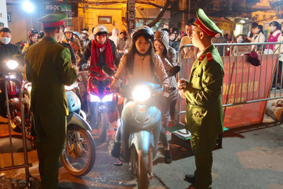 Hà Nội: Lực lượng công an trông xe miễn phí cho người dân vui Noel