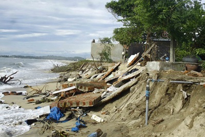 Quảng Ngãi: Biển “nuốt” nhà ở, người dân di dời khẩn cấp