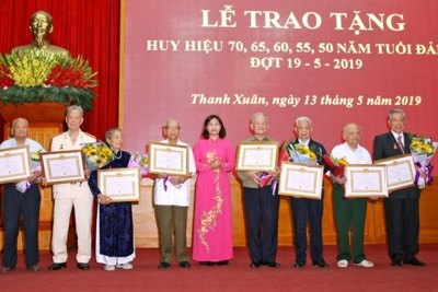 Quận Thanh Xuân trao Huy hiệu Đảng cho 421 đảng viên