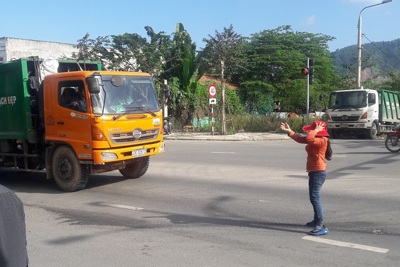Xử lý tình trạng dân chặn xe vào bãi rác Khánh Sơn