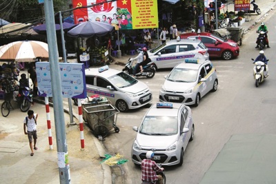 [Điểm nóng giao thông] Taxi dàn hàng cản trở giao thông trên đường 70