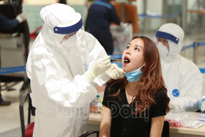 [Ảnh] Cận cảnh quy trình khai báo y tế khi nhập cảnh tại sân bay Nội Bài
