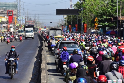 TP Hồ Chí Minh: Người dân trở lại sau kỳ nghỉ Tết, kẹt xe nghiêm trọng trên nhiều tuyến đường