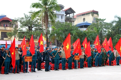 Chủ tịch HĐND TP Nguyễn Thị Bích Ngọc động viên tân binh Thường Tín lên đường nhập ngũ
