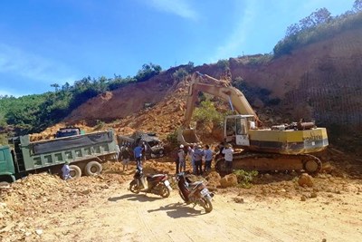 Sập mỏ đất, hai tài xế bị vùi lấp cùng xe tải