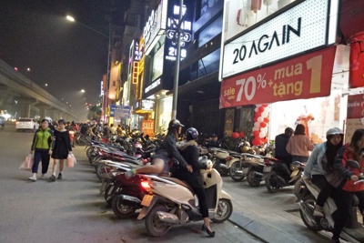 Hà Nội: Hàng quán đua nhau chiếm dụng lòng đường Nguyễn Trãi