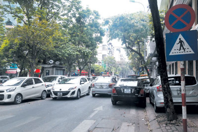 Điểm nóng giao thông: Hàng loạt ô tô dừng đỗ sai quy định trên phố Sơn Tây