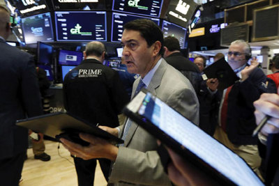 Nhà đầu tư tiếp tục bán tháo, Dow Jones lại “bay” hơn 500 điểm