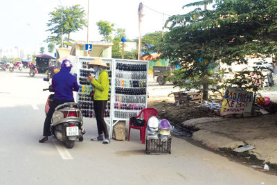 [Điểm nóng giao thông] Tái diễn tình trạng “họp chợ” trên đường Nguyễn Xiển