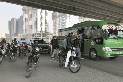 Bến “cóc” giữa nút giao Đại lộ Thăng Long - Vành đai 3