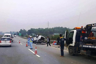 Xế hộp chở 6 người lật ngửa trên cao tốc Hà Nội-Lào Cai