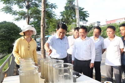 Chủ tịch Nguyễn Đức Chung kiểm tra công tác làm sạch sông Tô Lịch bằng công nghệ châu Âu